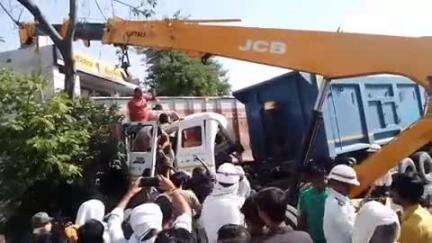 हमीरपुर: मुख्यालय लक्ष्मी बाई तिराहे के पास खंडे ट्रक में डंफर ने पीछे से मारी टक्कर, चालक फंसा