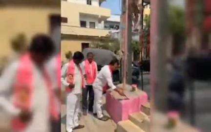 మేడ్చల్: జవహర్ నగర్ లో పలుచోట్ల బిఆర్ఎస్ జెండాలు ఎగురవేసిన బిఆర్ఎస్ పార్టీ నాయకులు