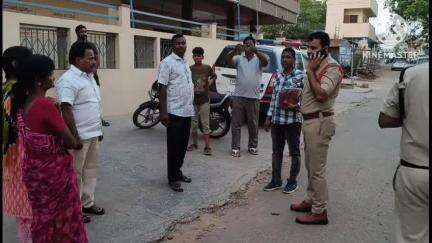 వైరా: వైరా గాంధీ చౌక్ వద్ద ఓ మహిళా మెడలో ఉన్న 2.5 తులాల  బంగారు గొలుసులు దోచుకు వెళ్లిన చైన్ స్నాచర్.
