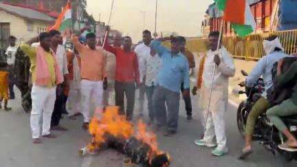 घोसी: पहलगाम आतंकी हमले के विरोध में फूटा गुस्सा, आतंकवाद का पुतला किया गया फूंका