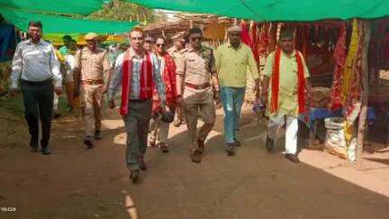 रॉबर्ट्सगंज: कुणाड़ी देवी धाम मंदिर पहुंचकर जिलाधिकारी, पुलिस अधीक्षक और मुख्य विकास अधिकारी ने की पूजा-अर्चना