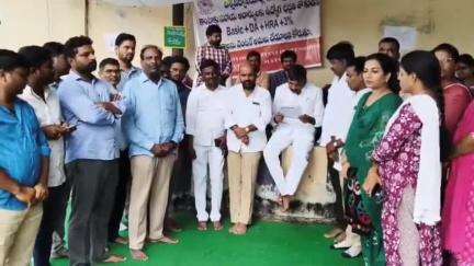 ఆందోల్: జేఎన్టీయూ కళాశాల అసిస్టెంట్ ప్రొఫెసర్ల ధర్నాకు మద్దతు తెలిపిన ఎమ్మెల్సీ అంజిరెడ్డి