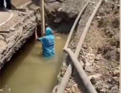 नागपूर शहर: जय भीम चौक येथे मेट्रोकडून केबल टाकण्यासाठी खोदण्यात आलेल्या खड्ड्यात पडली वृद्ध महिला