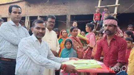 उधवा: कटहलबाड़ी गांव में भाजपा नेता ने अग्नि पीड़ित परिवारों को राहत सामग्री दी