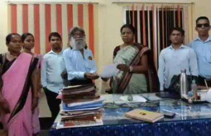 ତଲସରା: ବଡ଼ଗାଁ ବ୍ଲକ ଶିକ୍ଷା ବିଭାଗ କାର୍ଯ୍ୟାଳୟରେ ମିଳିତ ଶିକ୍ଷକ ସଂଘ ପକ୍ଷରୁ ଦାବିପତ୍ର ପ୍ରଦାନ