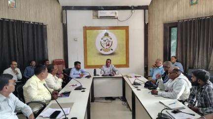 बुरहानपुर नगर: बुरहानपुर नगर निगम में आयुक्त ने अधिकारियों की बैठक ली, सीएम हेल्पलाइन के मामलों पर चर्चा की और निर्देश दिए