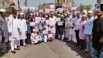 गुमला: पहलगाम नरसंहार के विरोध में मुस्लिम समुदाय ने दुकानें बंद रखीं, टावर चौक में काला बिल्ला लगाकर प्रदर्शन किया