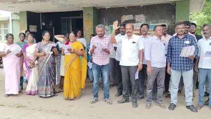 ஆண்டிப்பட்டி: ஆண்டிப்பட்டி வட்டாட்சியர் அலுவலகத்தில் வருவாய் துறை சார்பில் 1 மணி நேர பணி புறக்கணிப்பு, ஆர்ப்பாட்டம் நடந்தது