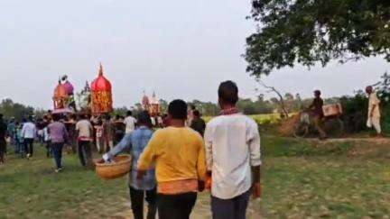 দাঁতন ১: দাঁতন এক ব্লকের অন্তর্গত সারতা গ্রামে গাজন মেলা কে কেন্দ্র করে শোভাযাত্রা