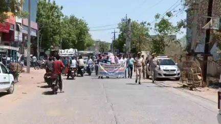 नैनवां: पहलगाम में हुए आतंकी हमले के विरोध में विश्व हिंदू परिषद और बजरंग दल ने नैनवा कस्बे में निकाला पैदल आक्रोश मार्च