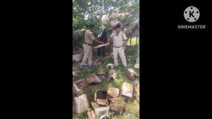 ইন্দাস: পুলিশের পক্ষ থেকে ইন্দাস থানা এলাকার ত্রিশালন ও পাটরাই গ্রাম এলাকায় চোলাই মোদের বিরুদ্ধে একটি অভিযান চালানো হয়