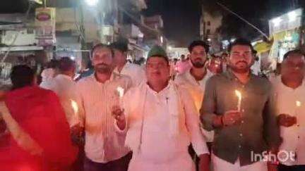 आरा: रमना मैदान में भीमराव अंबेडकर जी की प्रतिमा के समीप आतंकी हमले के विरोध में इंडिया गठबंधन ने निकाला कैंडिल मार्च