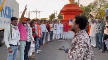 राजगढ़: राजगढ़ में विश्व हिंदू परिषद ने बिरसा मुंडा चौराहे पर आतंकवाद और पाकिस्तान का पुतला फूंका