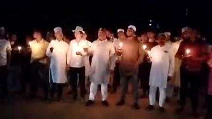 चैनपुर में मुस्लिम समुदाय ने निकाला कैंडल मार्च, पहलगाम हमले के शहीदों को दी श्रद्धांजलि