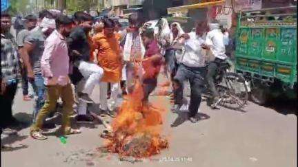 फतेहाबाद: पहलगांव में हुए आतंकी हमले के विरोध में बजरंग दल ने फतेहाबाद के अंबेडकर चौक पर पाकिस्तान का पुतला फूंका, नारेबाजी की