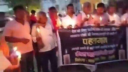 हाजीपुर: हाजीपुर में आतंकी हमले के विरोध में निकला कैंडल मार्च