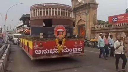 ಬಸವನ ಬಾಗೇವಾಡಿ: ಪಟ್ಟಣಕ್ಕೆ ಆಗಮಿಸಿದ ಬಸವ ರಥಕ್ಕೆ ತಾಲ್ಲೂಕು ಆಡಳಿತ ಹಾಗೂ ಬಸವ ಭಕ್ತರಿಂದ ಅದ್ಧೂರಿ ಸ್ವಾಗತ