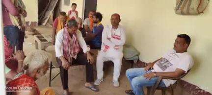 संदेश: शोकाकुल परिजनों से मिलने सुंदरा गांव पहुंचे भाजपा के जिला उपाध्यक्ष कौशल यादव