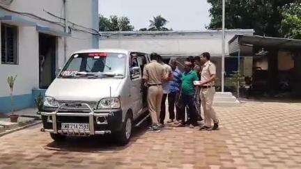 স্বরূপনগর: বেআইনিভাবে বিদ্যুৎ চুরি করে বিদ্যুৎ ব্যবহার করার অভিযোগে নিত্যনন্দকাটি ও মালঙ্গপাড়া থেকে ধৃত 4, পেশ আদালতে
