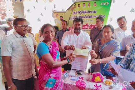 విజయనగరం: నర్సీపురం గ్రామంలో ఎస్సీ కార్పొరేషన్‌ పీఎం అజయ్‌ రుణాలను పంపిణీ చేసిన ఎమ్మెల్యే విజయచంద్ర