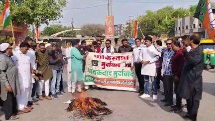इंदौर: पहलगाम आतंकी हमले का मुस्लिम समाज ने किया विरोध, पुतला फूंका