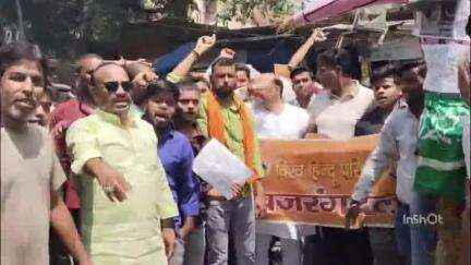 फरीदपुर: फरीदपुर में विश्व हिंदू परिषद और बजरंग दल के कार्यकर्ताओं ने आतंकवाद का पुतला फूंका, पाकिस्तान मुर्दाबाद के लगाए नारे