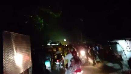 দিনহাটা ২: গরু চুরির ঘটনায় প্রতিবাদ জানিয়ে দিনহাটার সাতকুড়া কোয়ালিদহ এলাকায় পথ অবরোধ করেছেন স্থানীয়রা