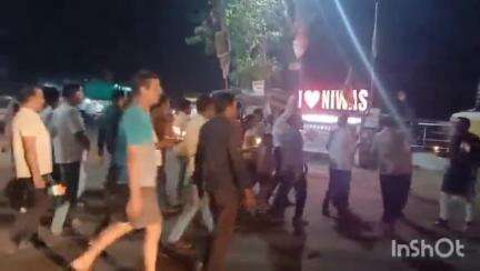 निवास: पहलगाम आतंकी हमले के विरोध में निवास नगर के व्यापारियों ने कैंडल मार्च निकाला, मृतकों को दी श्रद्धांजलि