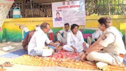 पातुर: उपोषणा उपविभागीय पोलीस अधिकारी गजानन पडघन यांनी भेट देऊन लेखी आश्वासन नंतर गवई यांचे उपोषण तृतास स्थगित