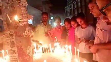 पटोरी: पहलगाम आतंकी हमले के विरोध में अंबेडकर चौक पटोरी बाजार से कैंडल मार्च निकला