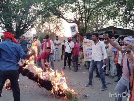 पड़वा: पहलगाम में पर्यटकों की हत्या के विरोध में पड़वा में निकला जुलूस