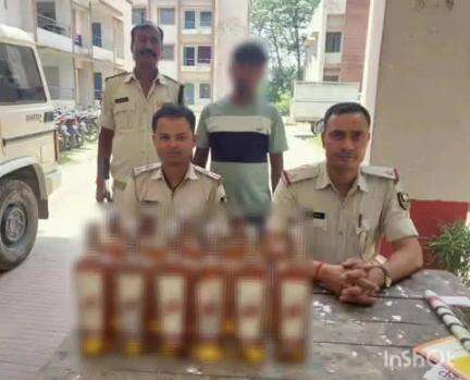 मांझा: मांझा थाने की पुलिस ने 8 लीटर शराब के साथ एक शराब कारोबारी को गिरफ्तार किया, थाना अध्यक्ष ने दी जानकारी