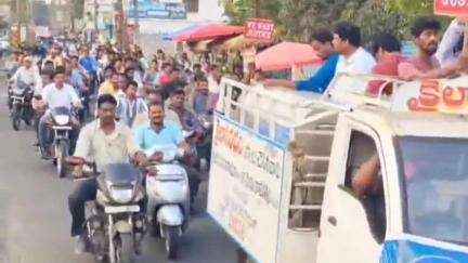 మండపేట లో ద్విచక్ర వాహనం ఢీకొన్న ఘటనలో మాదాబత్తుల సత్తిపండు మృతి, న్యాయం చేయాలని మృతదేహంతో కుటుంబ సభ్యులు ధర్నా