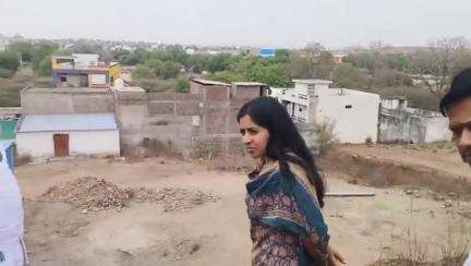 सनावद: सनावद में जिला कलेक्टर ने विभिन्न विभागों के कार्यालयों का निरीक्षण किया, नगर पालिका में समीक्षा बैठक रखी