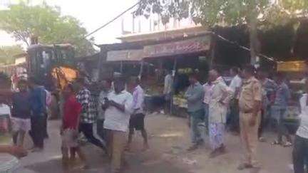 पानापुर: पानापुर बाजार में जेसीबी से अतिक्रमण हटाया गया