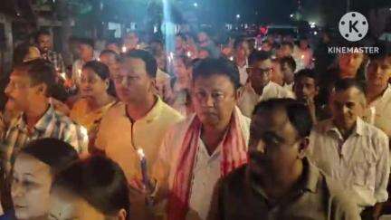 পশ্চিম যোৰহাট: কাশ্মীৰৰ পেহেলগামৰ অমানৱীয় ঘটনাৰ বিৰুদ্ধে কংগ্ৰেছ ভৱনৰ সমীপত ভূপেন বৰা , গৌৰৱ গগৈৰ উপস্থিতিত প্ৰতিবাদ