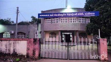 દાંતીવાડા: દાંતીવાડા મામલતદારની મહેસાણાના કડી ખાતે મામલતદાર તરીકે બદલી કરવામાં આવી છે...