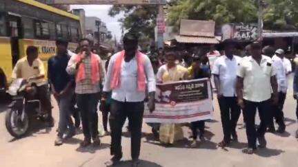 మచిలీపట్నం: జమ్మూ కశ్మీర్ పర్యాటకులపై ఉగ్రవాదులు జరిపిన దాడిని ఖండిస్తూ చల్లపల్లిలో జనసేన ఆధ్వర్యంలో మానవహారం