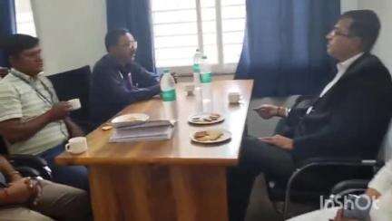 निवास: 10 मई को नेशनल लोक अदालत के लिए जिला न्यायाधीश ने सभी बैंक अधिकारियों के साथ मध्यस्थता केंद्र में बैठक की