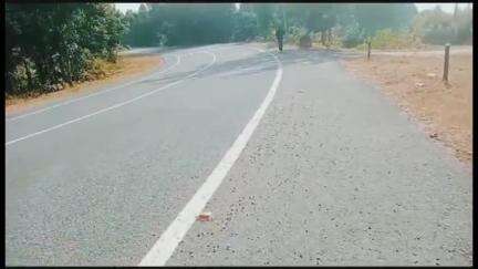 डुमरी: चैनपुर के पास अज्ञात वाहन की चपेट में आने से घायल बाइक चालक को धनबाद रेफर किया गया