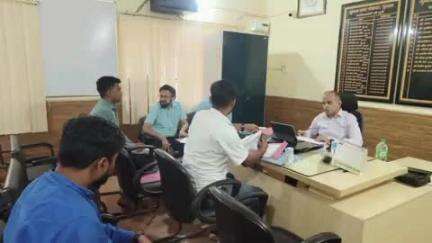 गुमला: उपायुक्त ने नगर परिषद कार्यालय में योजनाओं की समीक्षा बैठक की, लापरवाह कर्मचारियों पर होगी कार्रवाई