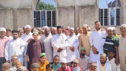 चौपारण: पहलगाम आतंकी हमले की निंदा में चयकला मस्जिद में नमाजियों ने नमाज के बाद काला बिल्ला लगाया