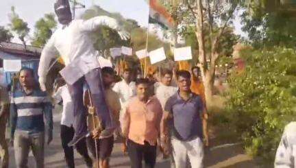बीकापुर: विश्व हिंदू परिषद व बजरंग दल सहित क्षेत्रीय लोगों ने जाना बाजार में आतंकवाद का पुतला फूंककर जताया आक्रोश