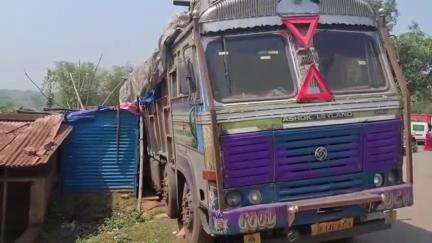 नोआमुंडी: कोटगढ़ में सड़क पर खड़े ट्रक के पीछे लुढ़कने से दो दुकानें और एक साइकिल चपेट में आईं, चार ग्रामीण बाल-बाल बचे