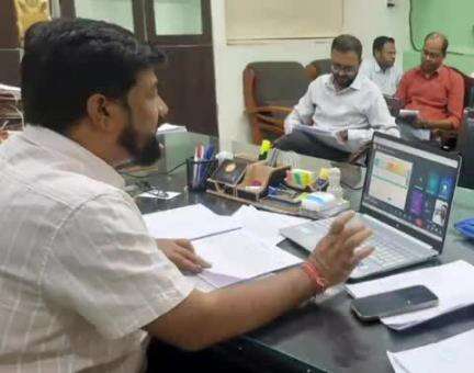 सहसपुर लोहारा: सीईओ अजय कुमार त्रिपाठी ने जिला पंचायत सभाकक्ष में वर्चुअल बैठक कर सुशासन तिहार में प्राप्त आवेदनों की की समीक्षा