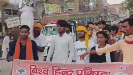 बबेरू: मर्का गांव और बबेरू कस्बे में बजरंग दल व विश्व हिंदू परिषद ने पाकिस्तान इस्लामिक आतंकवाद का फूंका पुतला