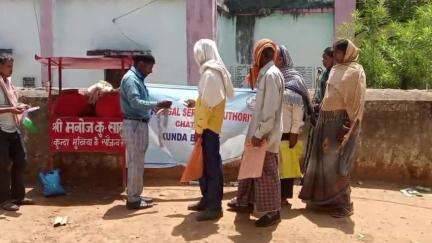 कुंदा: अंबेडकर चौक, बेल चौक और अन्य सार्वजनिक जगहों पर डालसा ने ओआरएस पाउडर वितरित किया, लू से बचाव की जानकारी दी गई