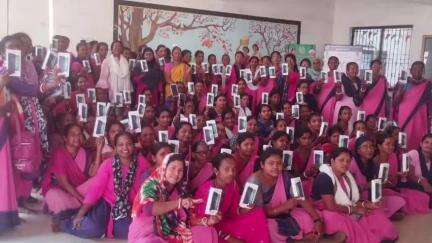 नोआमुंडी: बाल विकास परियोजना कार्यालय परिसर में प्रभारी सीडीपीओ ने सेविकाओं को स्मार्टफोन वितरित किए, 135 सेविकाएँ हुईं लाभांवित