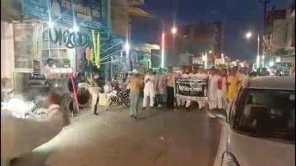 बीसलपुर: पहलगाम हमले के विरोध में पूरनपुर में समाजवादी पार्टी ने निकाला कैंडल मार्च, मृतकों को दी श्रद्धांजलि