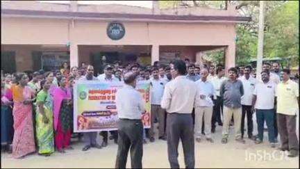 அரக்கோணம்: வட்டாட்சியர் அலுவலக வளாகத்தில் வருவாய்த்துறை சங்கங்களின் கூட்டமைப்பு சார்பில் போராட்டம்